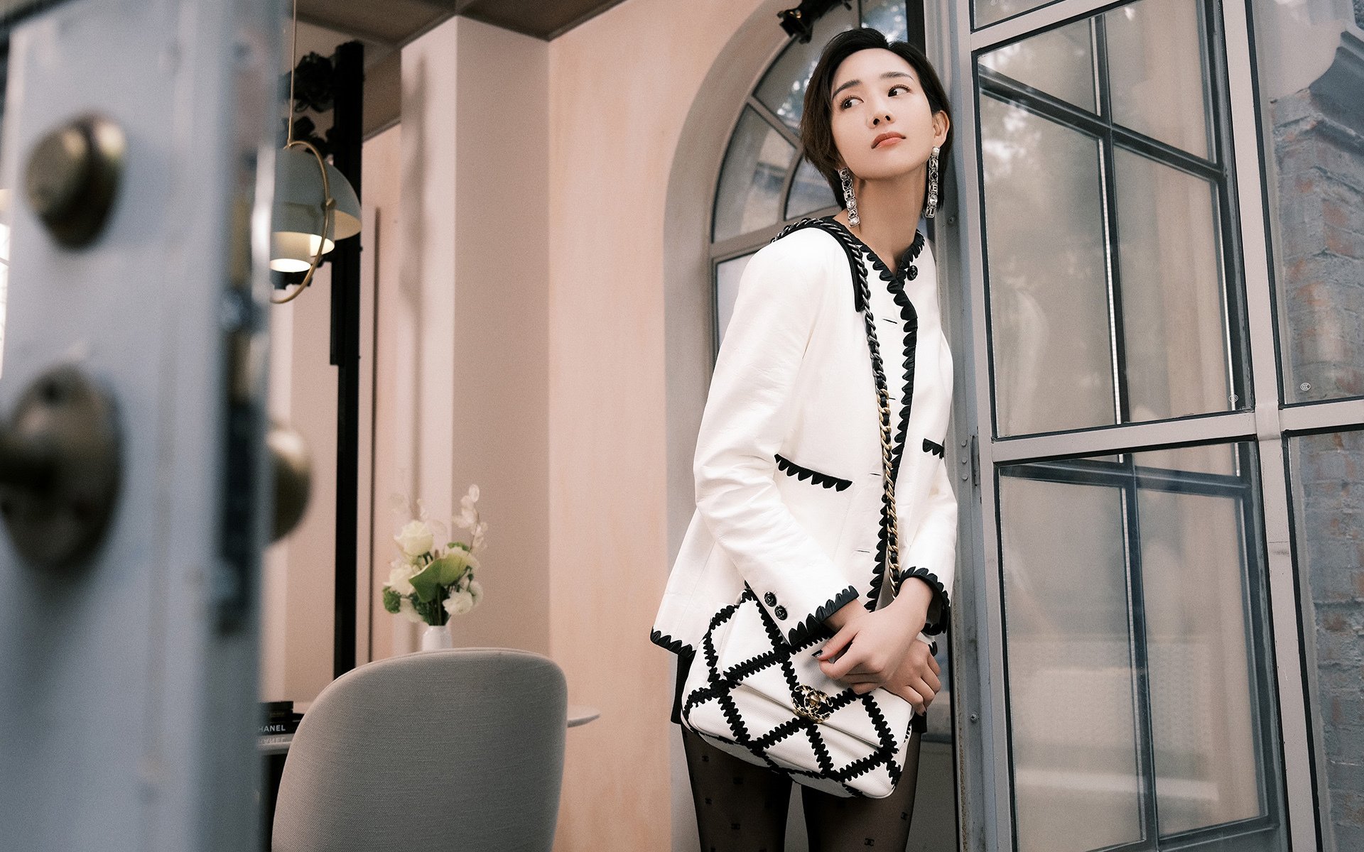 随机西班牙骑手路易斯·佩德罗·比拉本在美国奥卡拉大奖赛中夺冠，展现出色骑术。